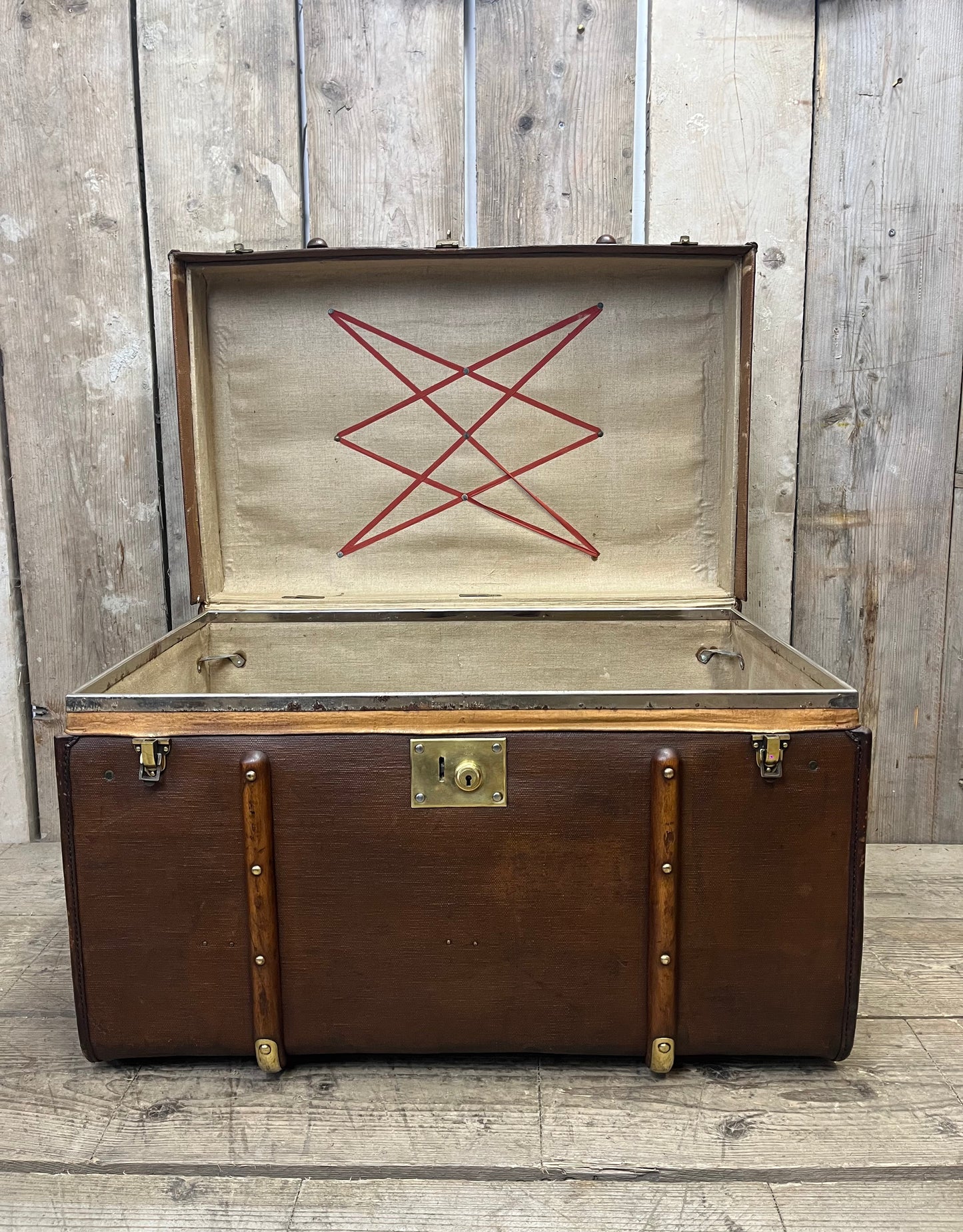 Banded English Trunk